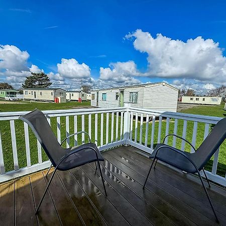 8 Berth Caravan With Decking To Hire At Naze Marine In Essex Ref 17045Nm Волтон-он-те-Нейз Екстер'єр фото