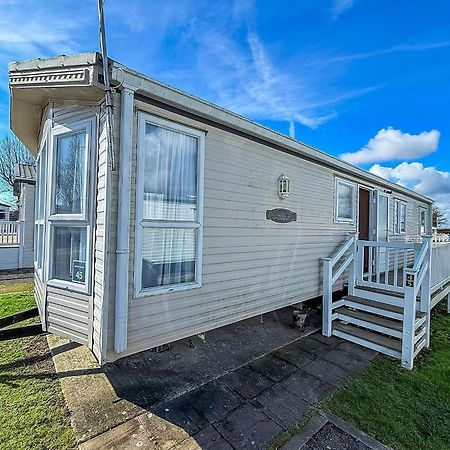 8 Berth Caravan With Decking To Hire At Naze Marine In Essex Ref 17045Nm Волтон-он-те-Нейз Екстер'єр фото