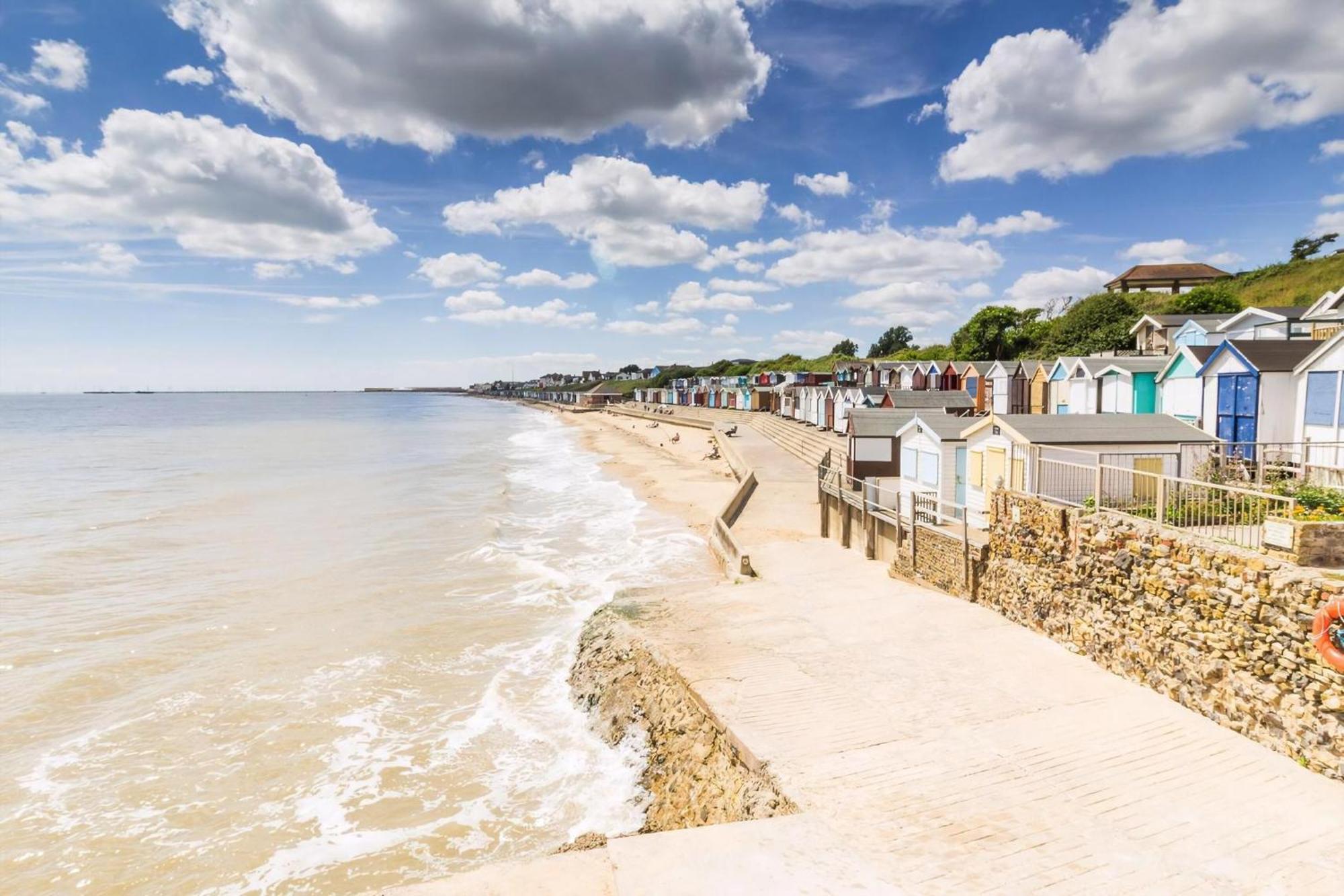 8 Berth Caravan With Decking To Hire At Naze Marine In Essex Ref 17045Nm Волтон-он-те-Нейз Екстер'єр фото