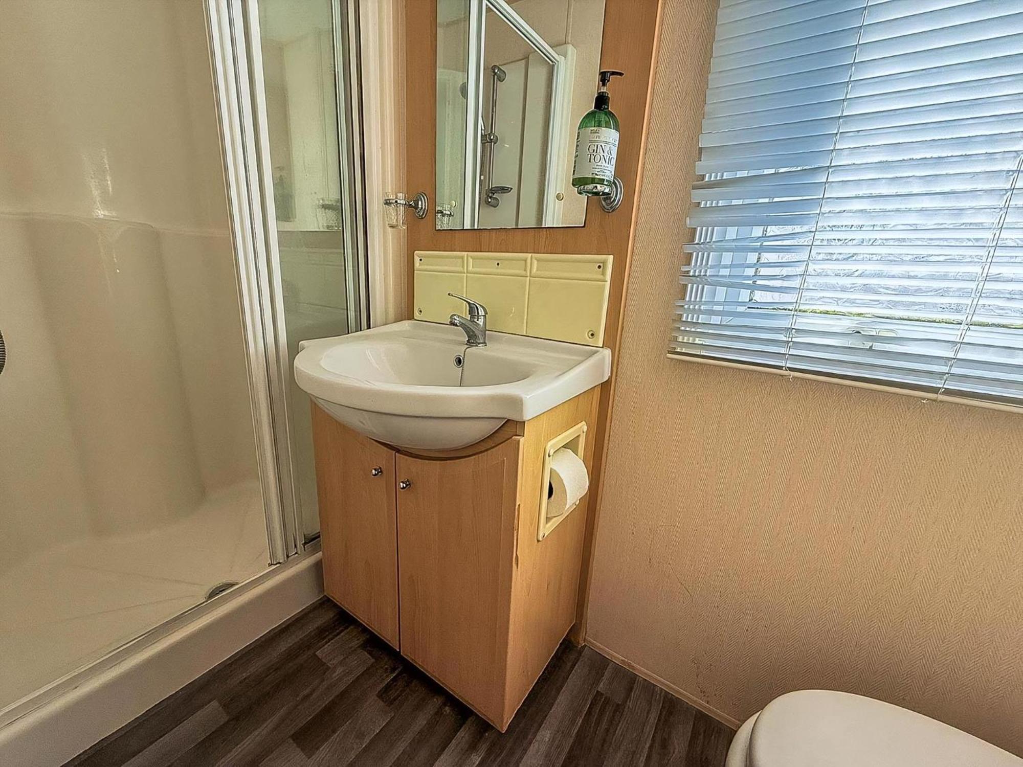 8 Berth Caravan With Decking To Hire At Naze Marine In Essex Ref 17045Nm Волтон-он-те-Нейз Екстер'єр фото