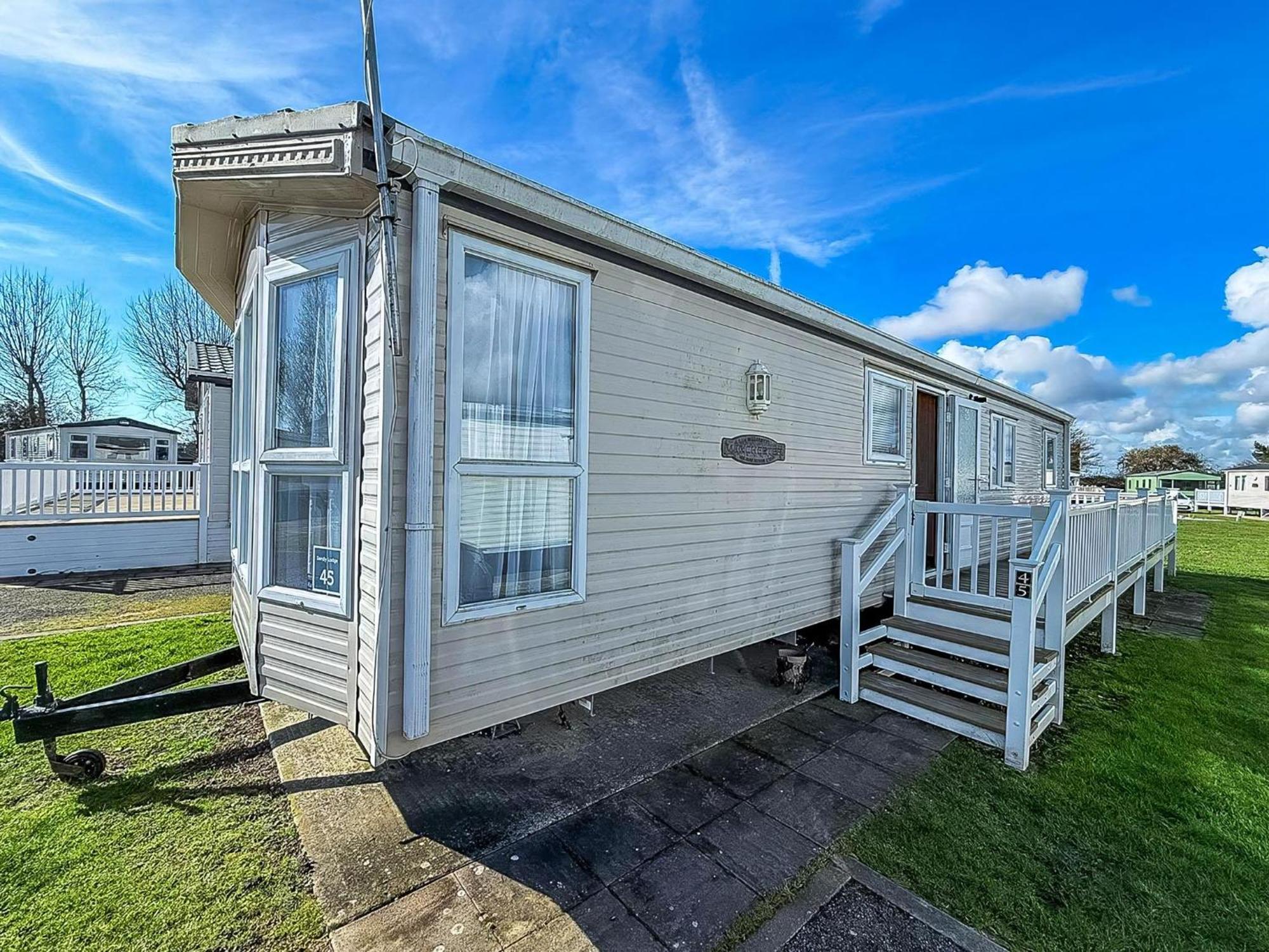 8 Berth Caravan With Decking To Hire At Naze Marine In Essex Ref 17045Nm Волтон-он-те-Нейз Екстер'єр фото