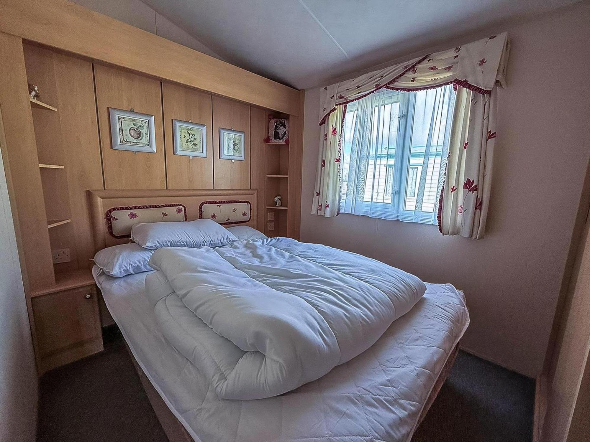 8 Berth Caravan With Decking To Hire At Naze Marine In Essex Ref 17045Nm Волтон-он-те-Нейз Екстер'єр фото