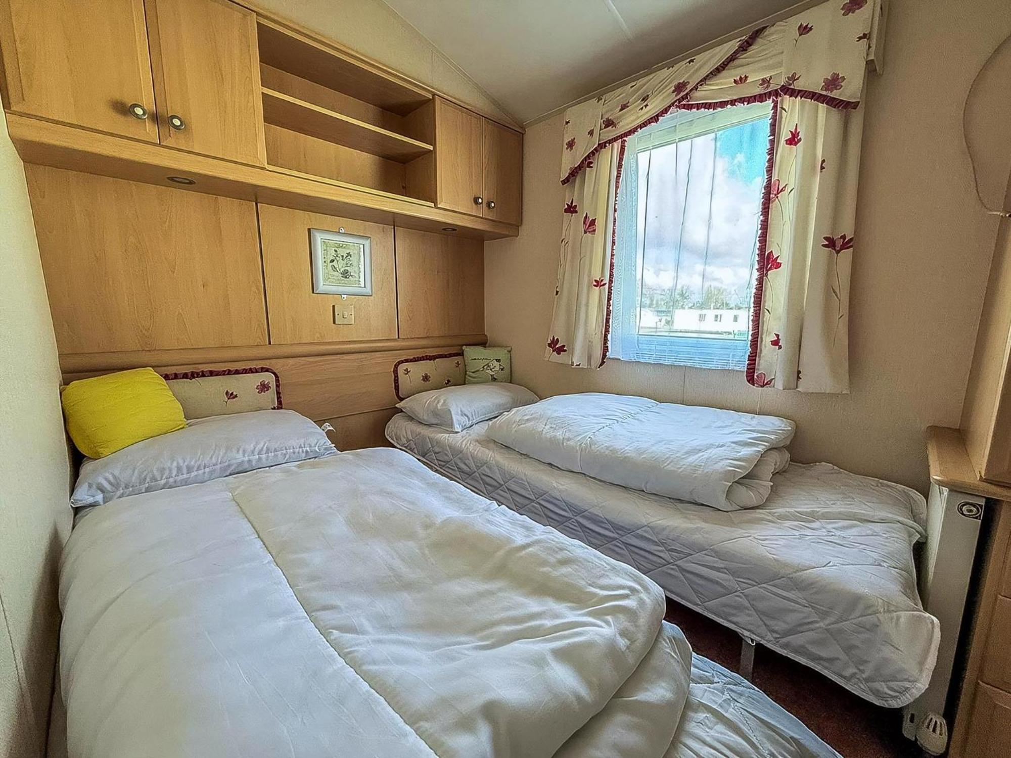 8 Berth Caravan With Decking To Hire At Naze Marine In Essex Ref 17045Nm Волтон-он-те-Нейз Екстер'єр фото