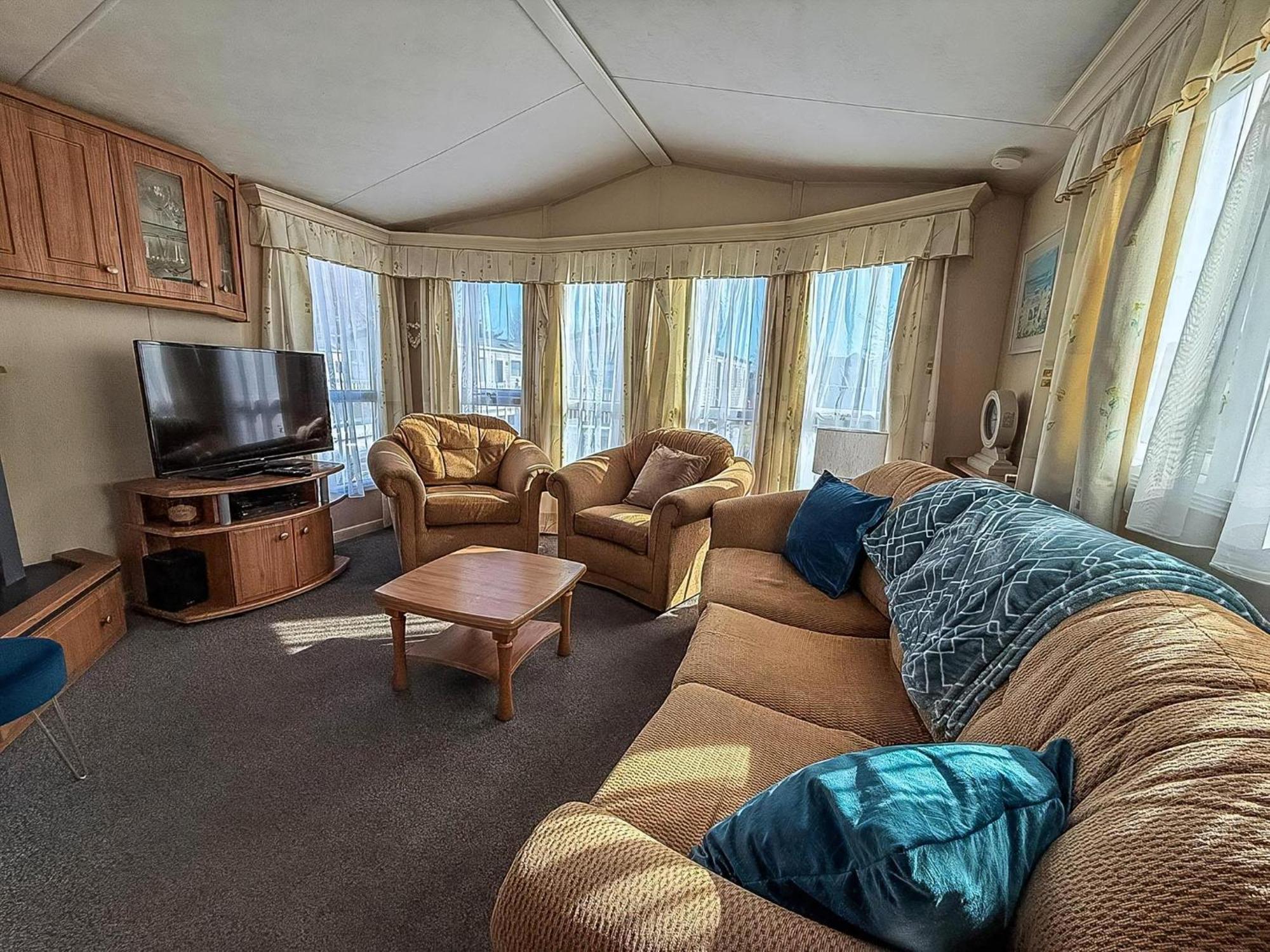 8 Berth Caravan With Decking To Hire At Naze Marine In Essex Ref 17045Nm Волтон-он-те-Нейз Екстер'єр фото