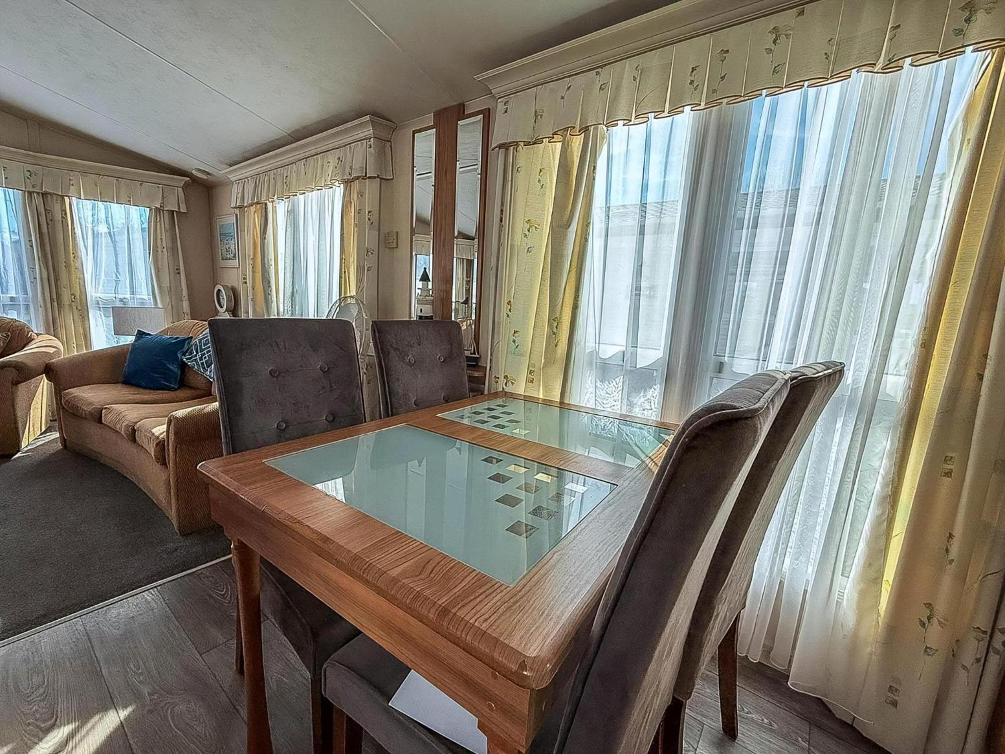 8 Berth Caravan With Decking To Hire At Naze Marine In Essex Ref 17045Nm Волтон-он-те-Нейз Екстер'єр фото