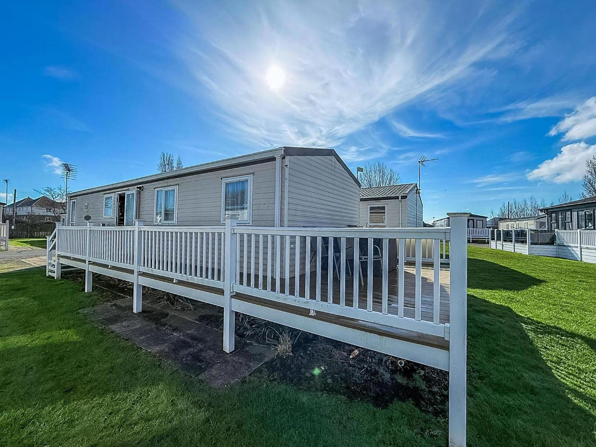8 Berth Caravan With Decking To Hire At Naze Marine In Essex Ref 17045Nm Волтон-он-те-Нейз Екстер'єр фото