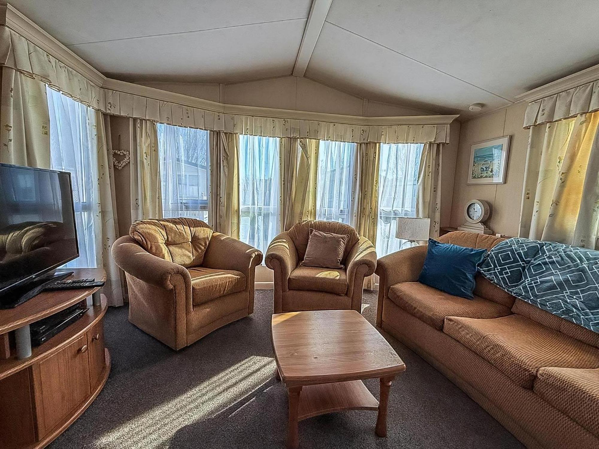 8 Berth Caravan With Decking To Hire At Naze Marine In Essex Ref 17045Nm Волтон-он-те-Нейз Екстер'єр фото